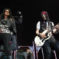 Alice Cooper (vlevo) a kytarista Tommy Henriksen