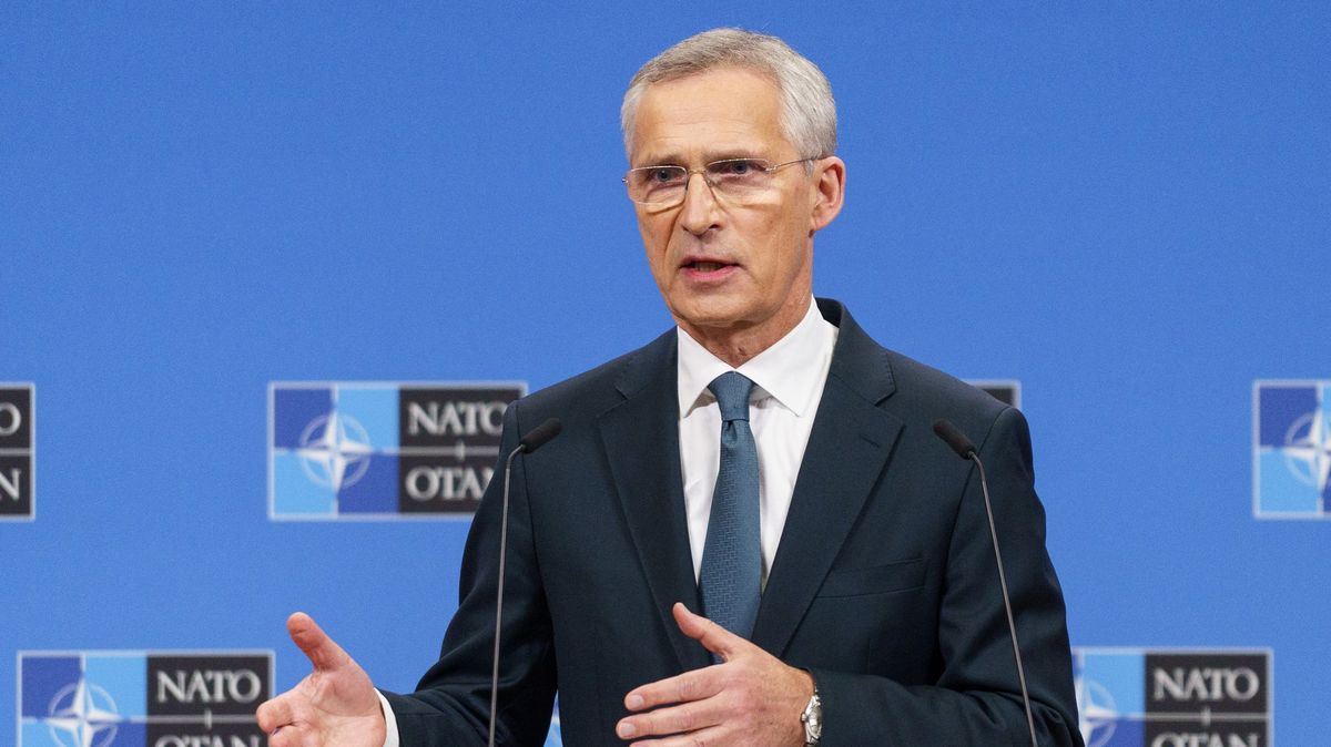 Stoltenberg: Musíme ukázat sílu, jaderné zbraně NATO půjdou do pohotovosti