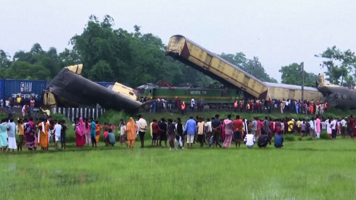 Indický nákladní vlak narazil do stojícího osobáku. Z trosek vytáhli nejméně 15 těl