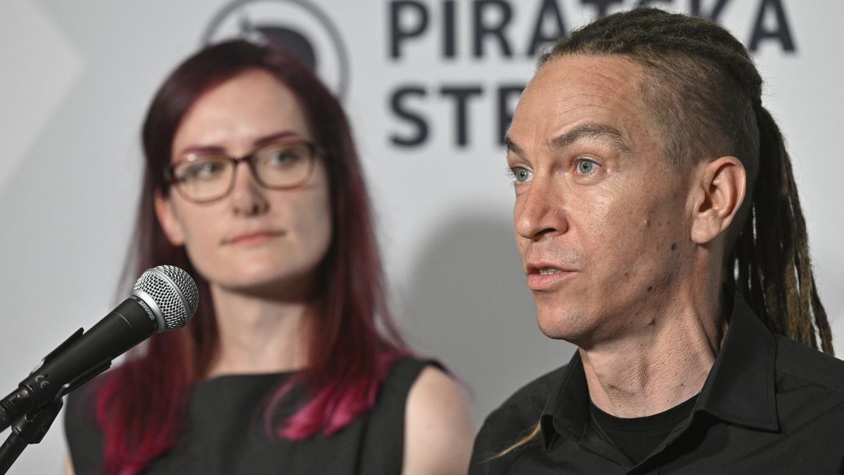 Reformy v kampani Pirátů je třeba provést do konce příštího měsíce, řekl Bartoš