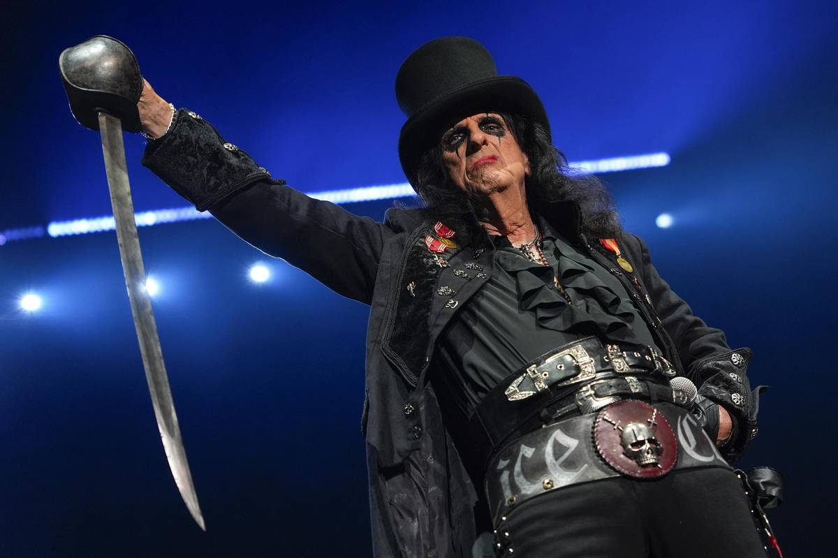 Alice Cooper s jednou ze svých rekvizit