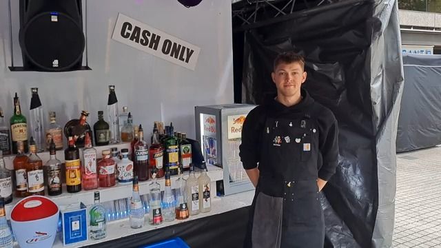I když je festival mezinárodní, někde platební karty neberou