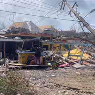 Spoušť na ostrově Union. Ralph Gonsalves, předseda vlády Svatého Vincenta a Grenadin, slíbil v úterním prohlášení obnovu souostroví. Poznamenal, že 90 % domů na ostrově Union bylo zničeno a že „podobná úroveň devastace“ se očekává na ostrovech Myreau a Canouan