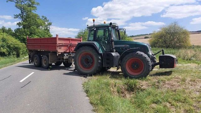 Motorkář narazil čelně do traktoru, spolujezdkyně na místě zemřela