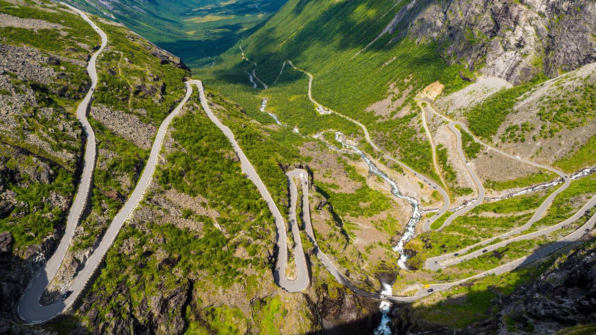 Serpentine-elskere er uheldige.  Norges mest vindfulle vei stenges ut året