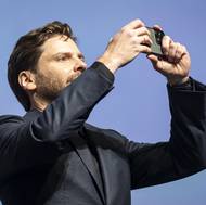 Herec Daniel Brühl převzal 4. červnence 2024 na 58. ročníku Mezinárodního filmového festivalu v Karlových Varech cenu prezidenta festivalu. Diváky si rád vyfotil