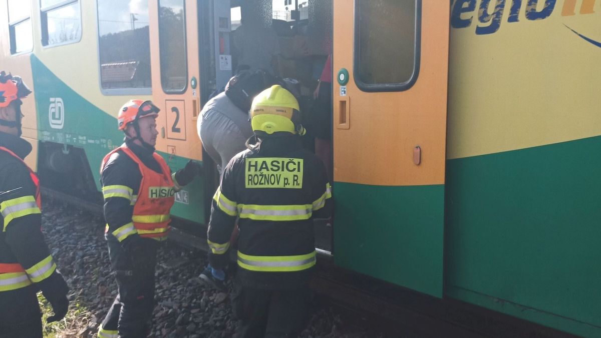 Řidič vjel na Vsetínsku na přejezd, střet s vlakem nepřežil