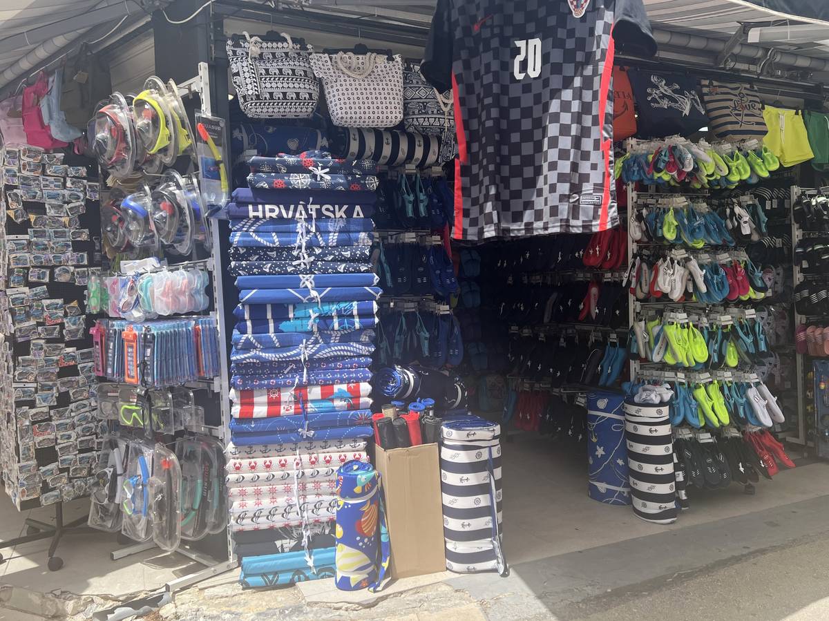 Ve stáncích se dá sehnat skládací lehátko.