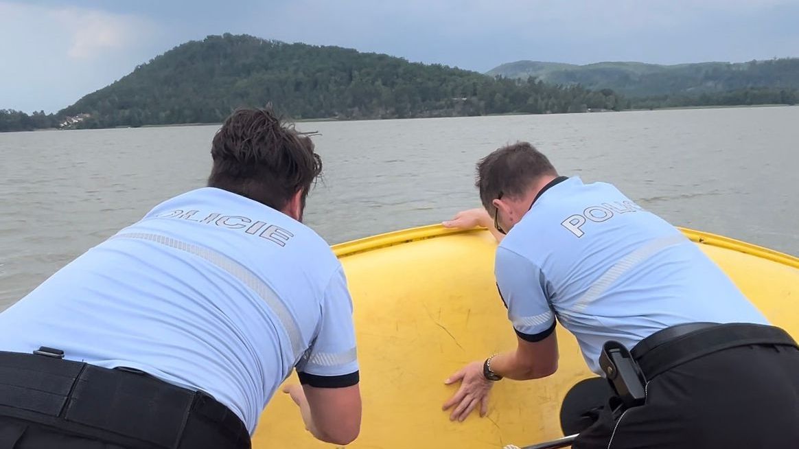 Poryv větru převrátil na Máchově jezeře plachetnici se 14letým chlapcem