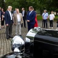 Prezident Petr Pavel na výstavě vozů svých předchůdců na zámku Lány