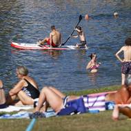 Paddleboard si můžete na přehradě i půjčit