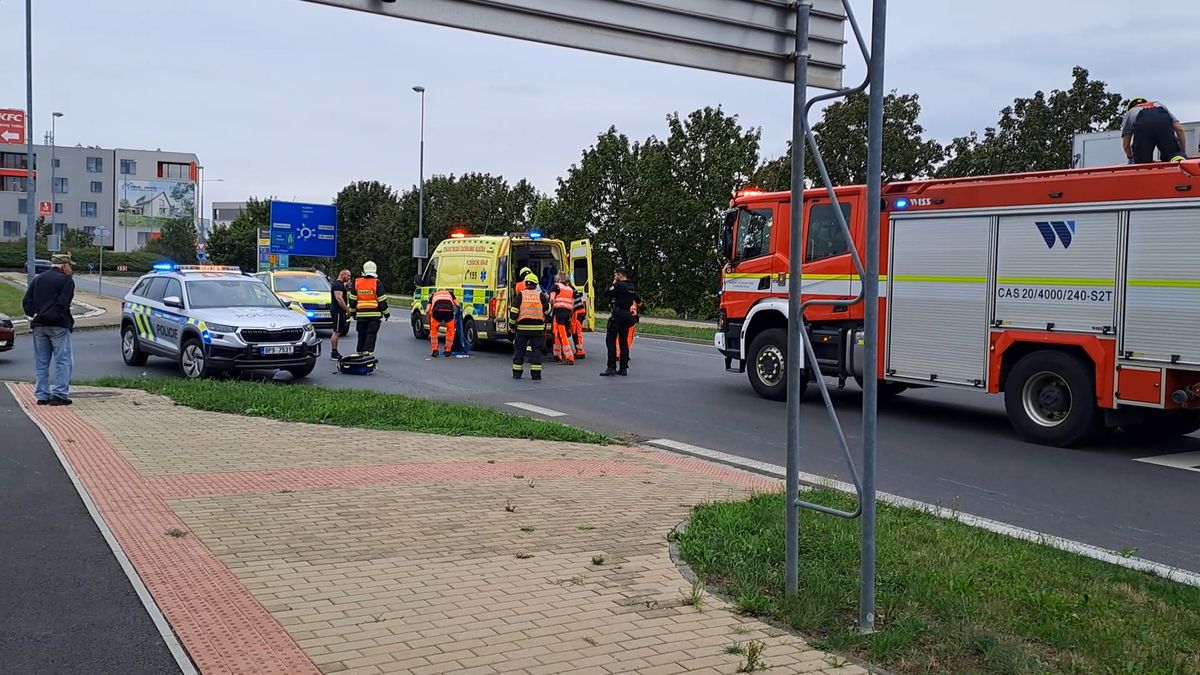 Řidič škodovky srazil v Plzni motorkáře