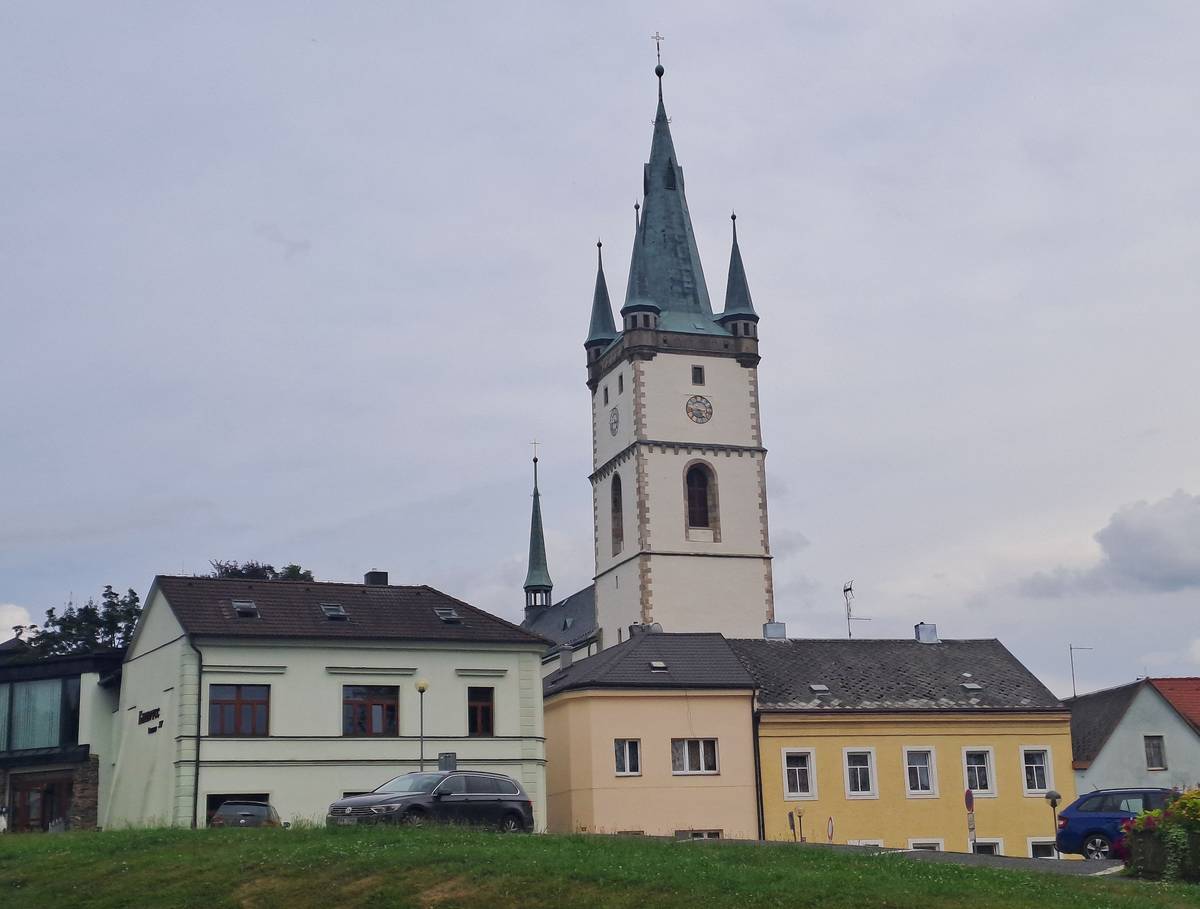 Pohled na věž tachovského kostela Nanebevzetí Panny Marie