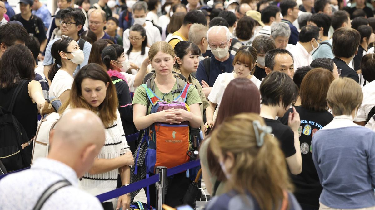 Japonské letiště zrušilo desítky spojů kvůli ztraceným nůžkám v prodejně odletové haly