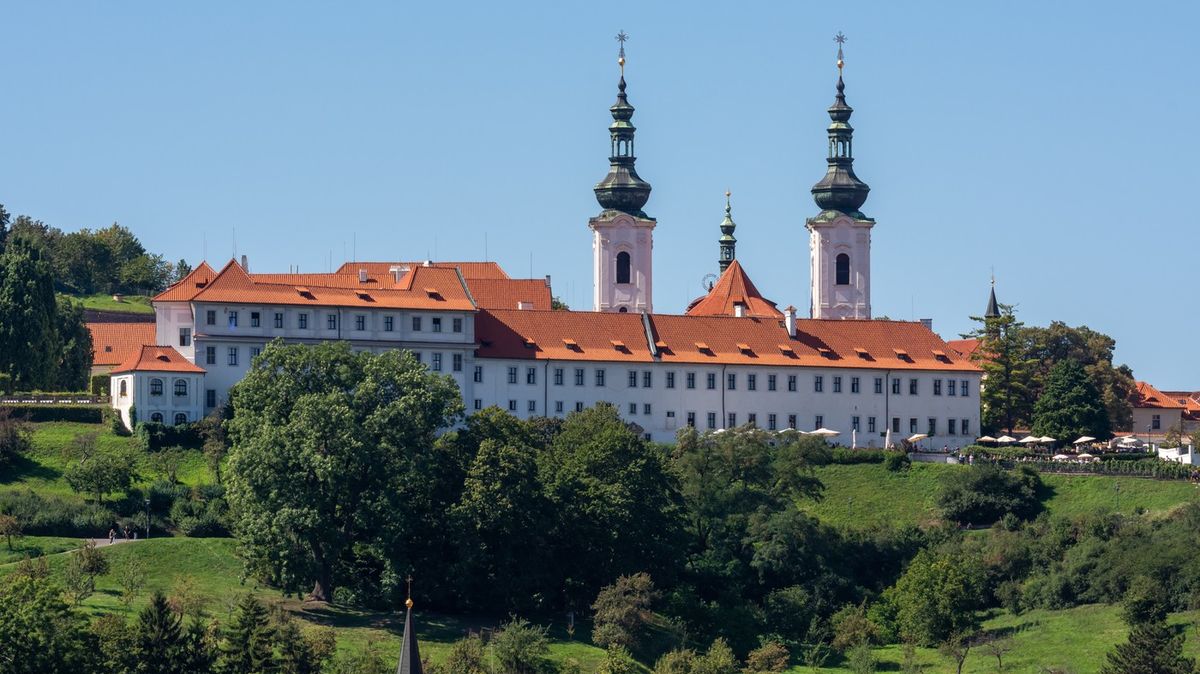 Nádherný zvenčí i zevnitř. Lahůdkou českého kláštera je oslnivá knihovna