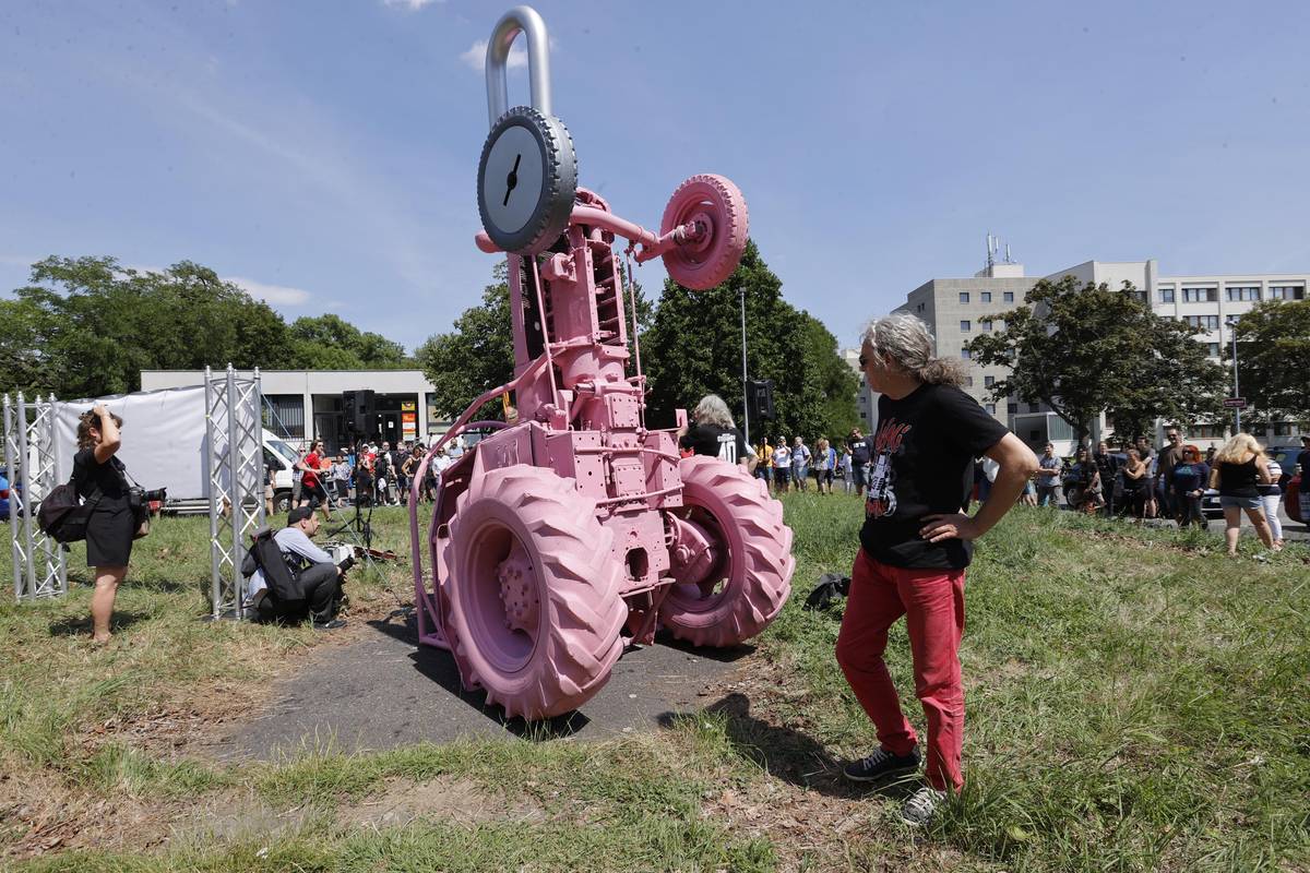 Instalace a odhalení prvního punkového pomníku v Praze při příležitosti čtyřicetin působení skupiny Visací zámek. Pomník má připomínat i kiosek, kterému se říkalo stánek U Johna Debila.