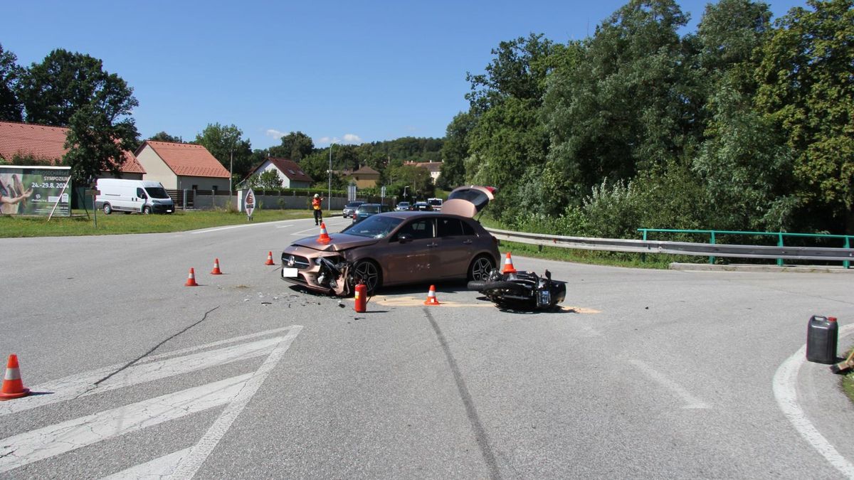 Mercedes na Prachaticku smetl motorkáře se zákazem řízení