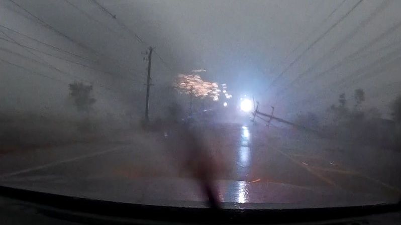 Bouře povalila sloupy elektrického vedení těsně před projíždějícím autem
