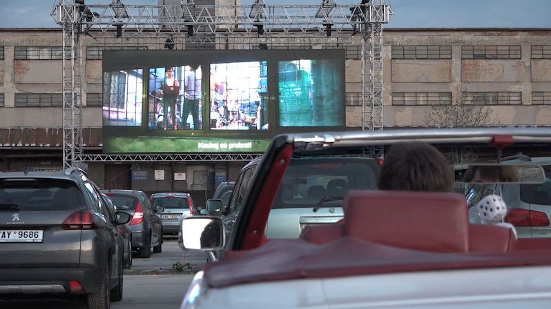 Kultura do auta: Drive-in festival v Praze nabízí kino, divadlo i koncerty