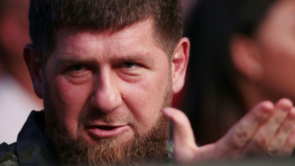 Čtyřicet mrtvých po raketovém útoku na čečenskou základnu u Chersonu. Kadyrov by ničil ukrajinská města
