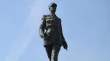 Otrokář De Gaulle. Vandalové poničili i sochu největšího hrdiny moderní Francie