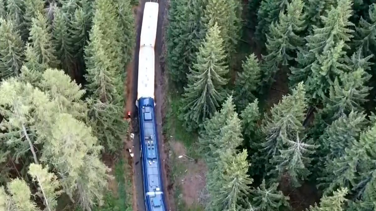 Na Karlovarsku se čelně srazily dva osobní vlaky.