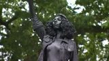 Strženou sochu otrokáře nahradila v Bristolu socha demonstrantky bojující proti rasismu