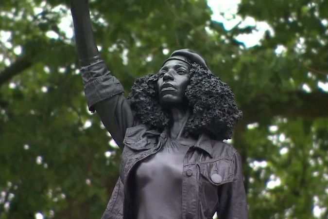 BEZ KOMENTÁŘE: Nová socha v Bristolu znázorňuje černošskou demonstrantku hnutí Black Lives Matter
