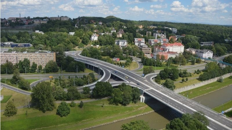 Estakáda 30. června. Pod mosty protéká řeka Ostravice.