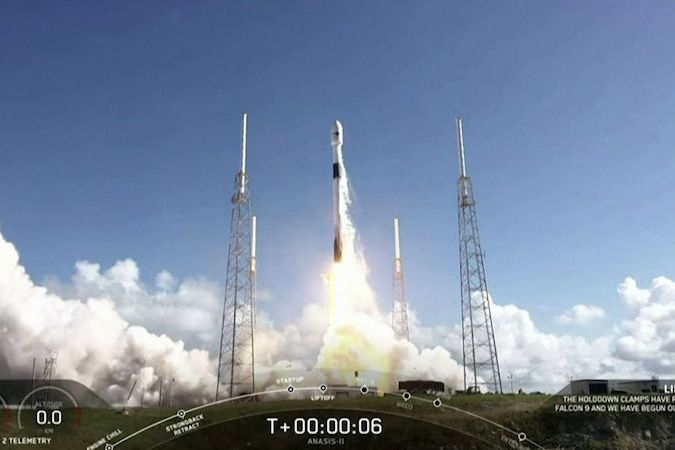 BEZ KOMENTÁŘE: Společnost SpaceX vynesla do kosmu jihokorejský satelit stejnou raketou, jakou dopravila na ISS dva astronauty
