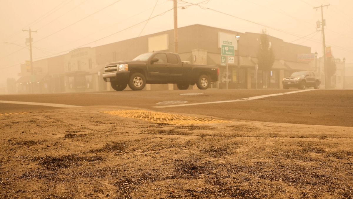 Obyvatelé opoouštějí oregonskou Molallu ohroženou požárem.