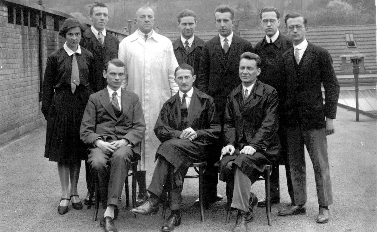 Jaroslav Heyrovský (vsedě uprostřed) se svými spolupracovníky