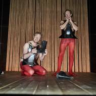 Martin Pechlát a Stanislav Majer ve hře Zdeněk Adamec + Sebeobviňování (2021). Napsal ji nositel Nobelovy ceny za literaturu Rakušan Peter Handke. Scéna a režie: Dušan D. Pařízek