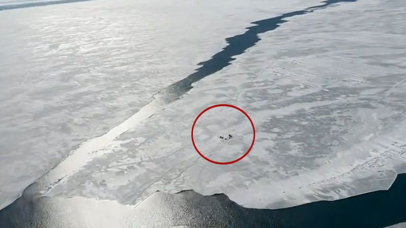 Na odlomené kře zamrzlého Erijského jezera uvázlo 18 lidí i se skútry