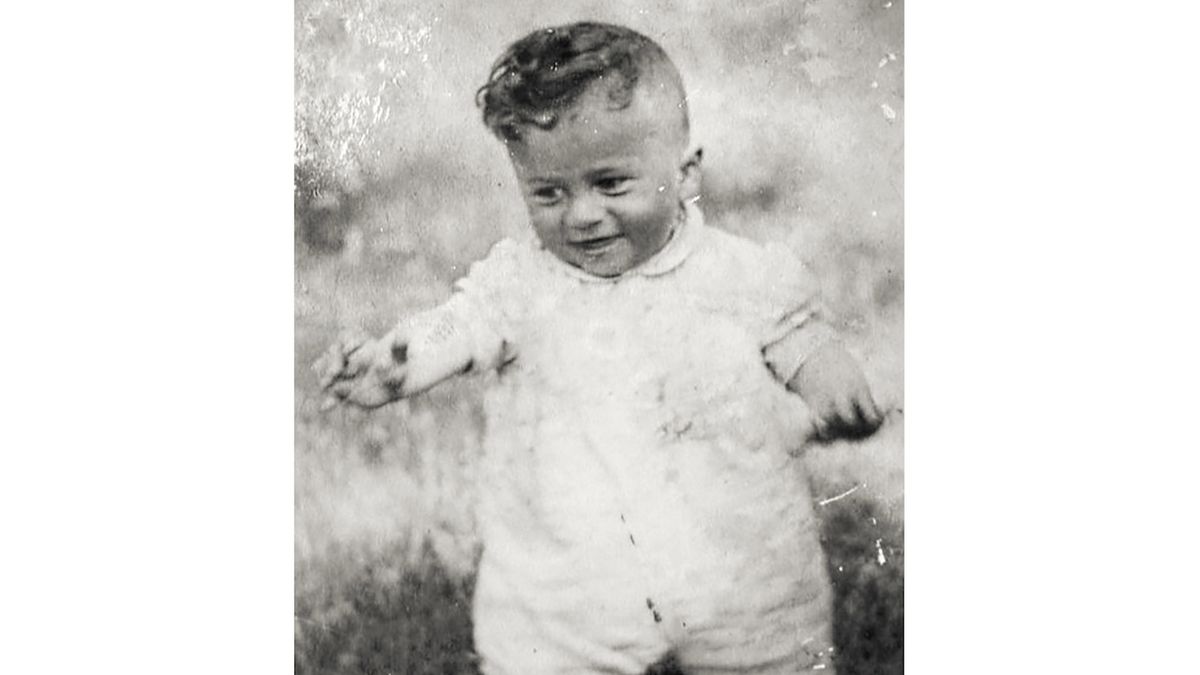 Jediná dochovaná fotografie skutečného Zdeňka Petříka pochází z oslavy jeho prvních narozenin u babičky v Kladně.