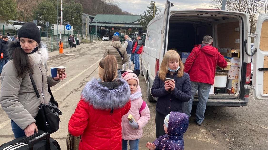 Žena přivezla na hranici své děti. Dala je babičce a vrací se na Ukrajinu
