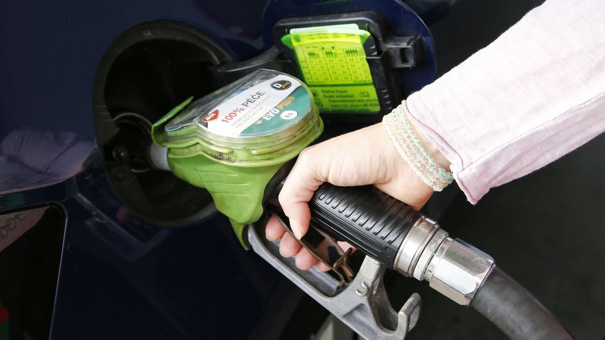 Cenu benzínu tlačí dolů ropa i poptávka