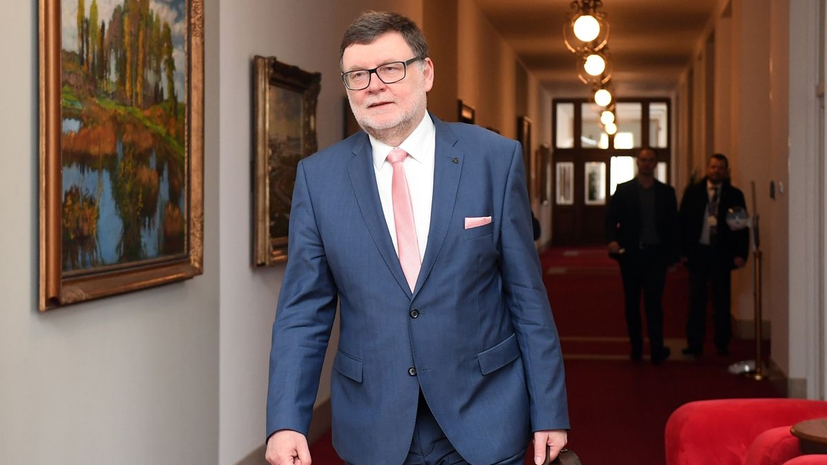 Poslanci odklepli snížení platby za státní pojištěnce o 14 miliard korun
