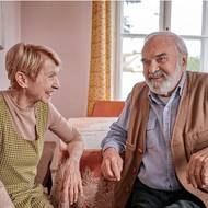 Model se během let opakoval. Zdeněk Svěrák coby spisovatel Šejnoha a Daniela Kolářová jako jeho filmová manželka ve Vratných lahvích (2007). Režie snímku se opět ujal jeho syn Jan.