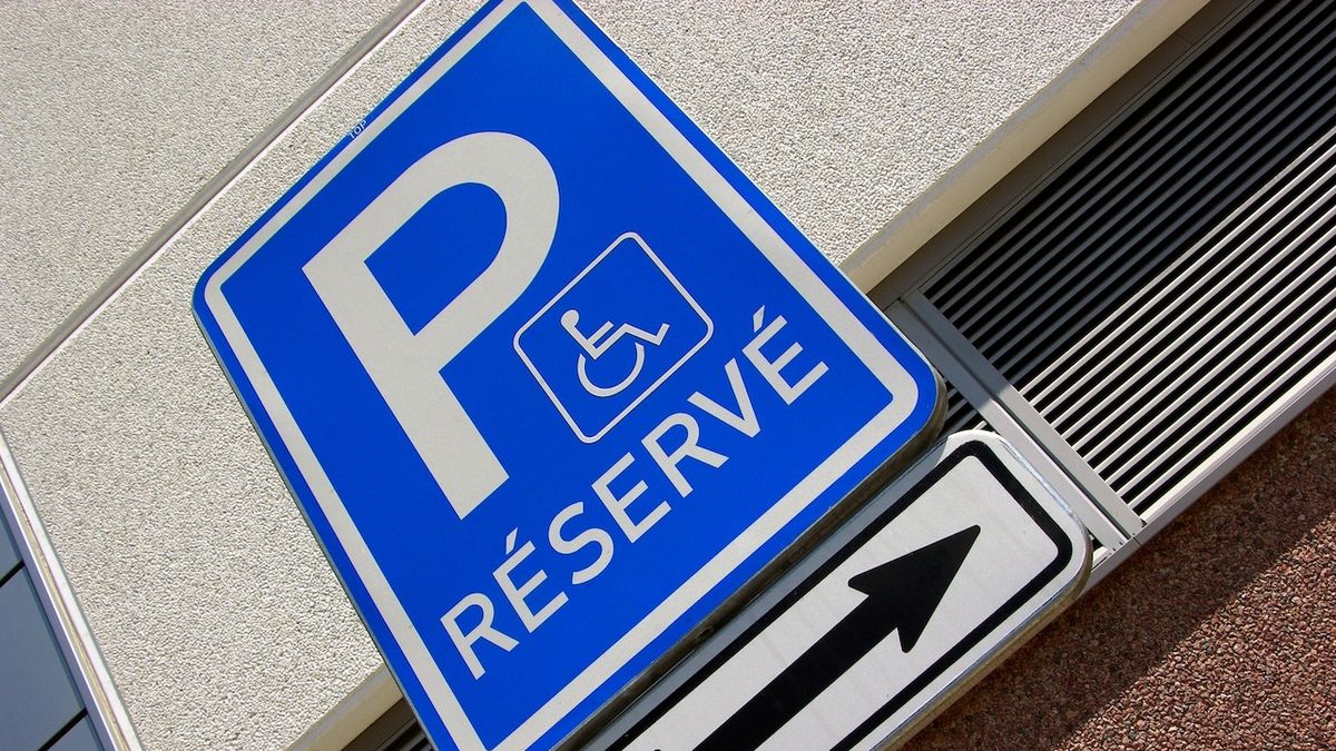 Body za parkování na místech pro invalidy se mohou rozdávat i na soukromých parkovištích
