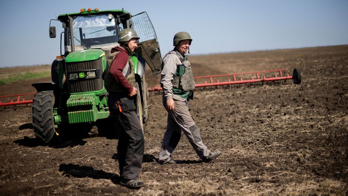 Ukrajinští farmáři v neprůstřelných vestách orají pole