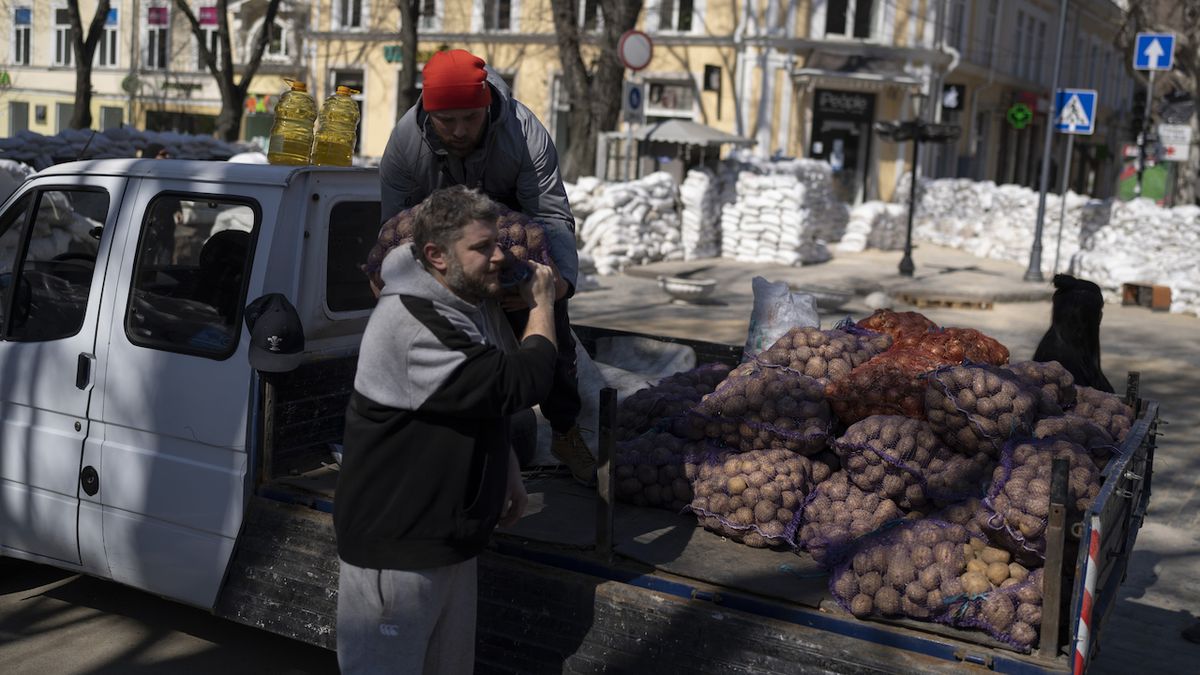 Náklaďák s bramborami v Oděse. Černomořský přístav se tvrdě brání tomu, aby unikl osudu podobnému Mariupolu. Někteří západní představitelé se domnívají, že další na řadě by mohlo být právě toto město, které je Ukrajincům drahé.