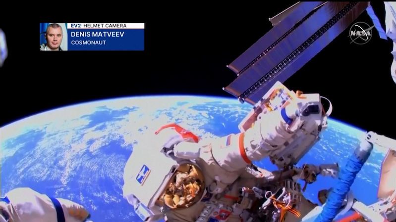 Ruští kosmonauti šli na vesmírnou procházku aktivovat robotickou ruku