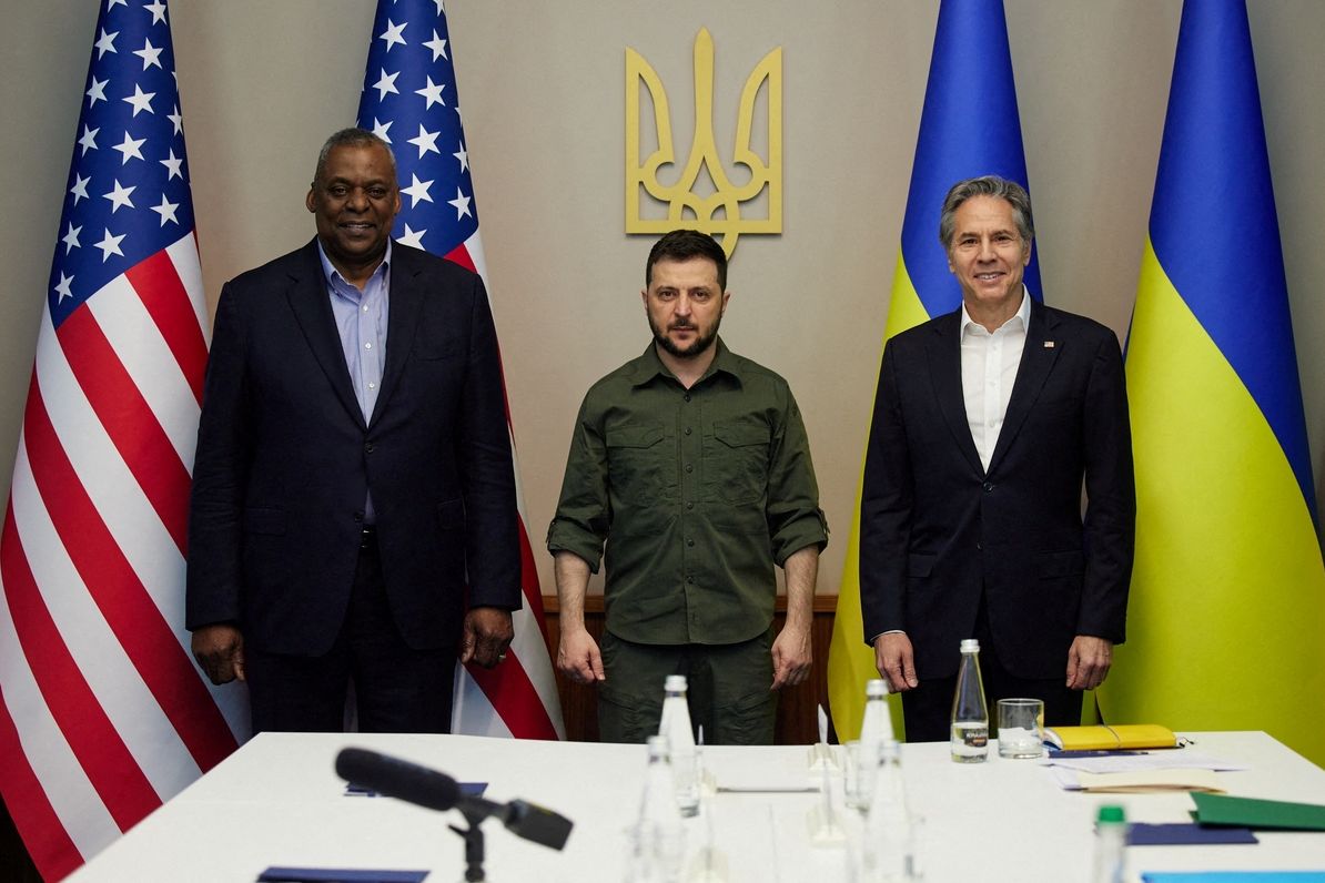 Zleva Anthony Blinken, Volodymyr Zelenskyj a Lloyd Austin při setkání v Kyjevě