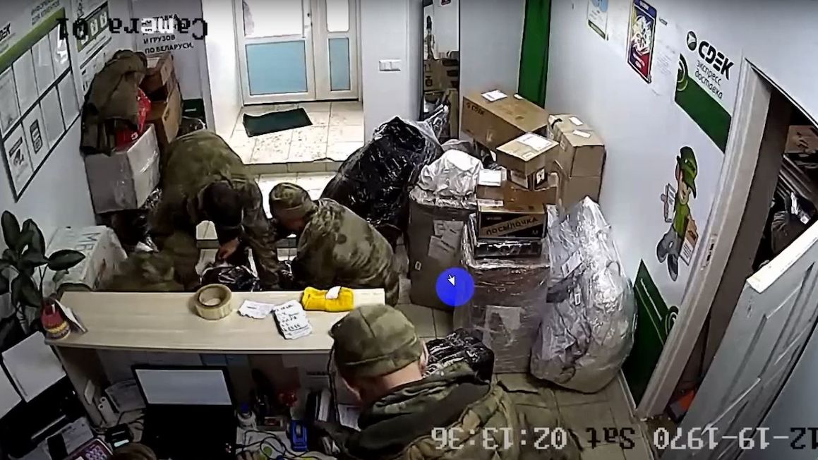 Televize, klimatizace i skútr. Ruští vojáci posílají z běloruské pošty lup z Ukrajiny