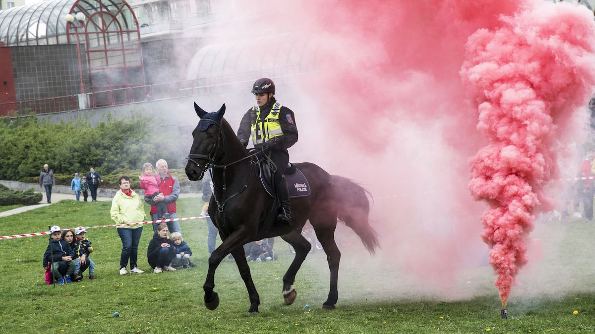 FOTO: Policie, hasiči a záchranáři mezi lidmi. Muži zákona ukázali i výcvik koní