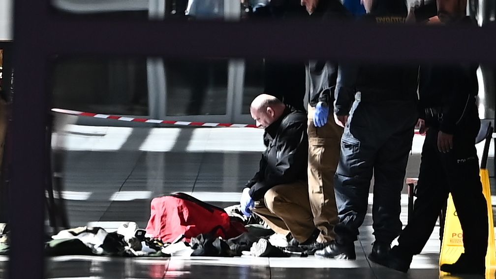 Žádná pyrotechnika. Britovi v Praze na letišti vybuchla v batohu část granátu. Byl vyhoštěn