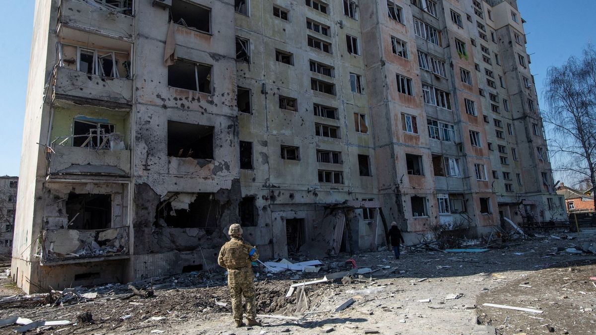 Strategie Ruska selhala, proto bude dál těžce ostřelovat ukrajinská města