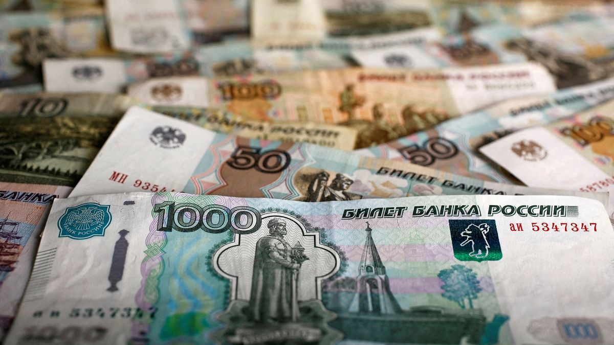 Rubl dál zpevňuje, pomohla centrální banka