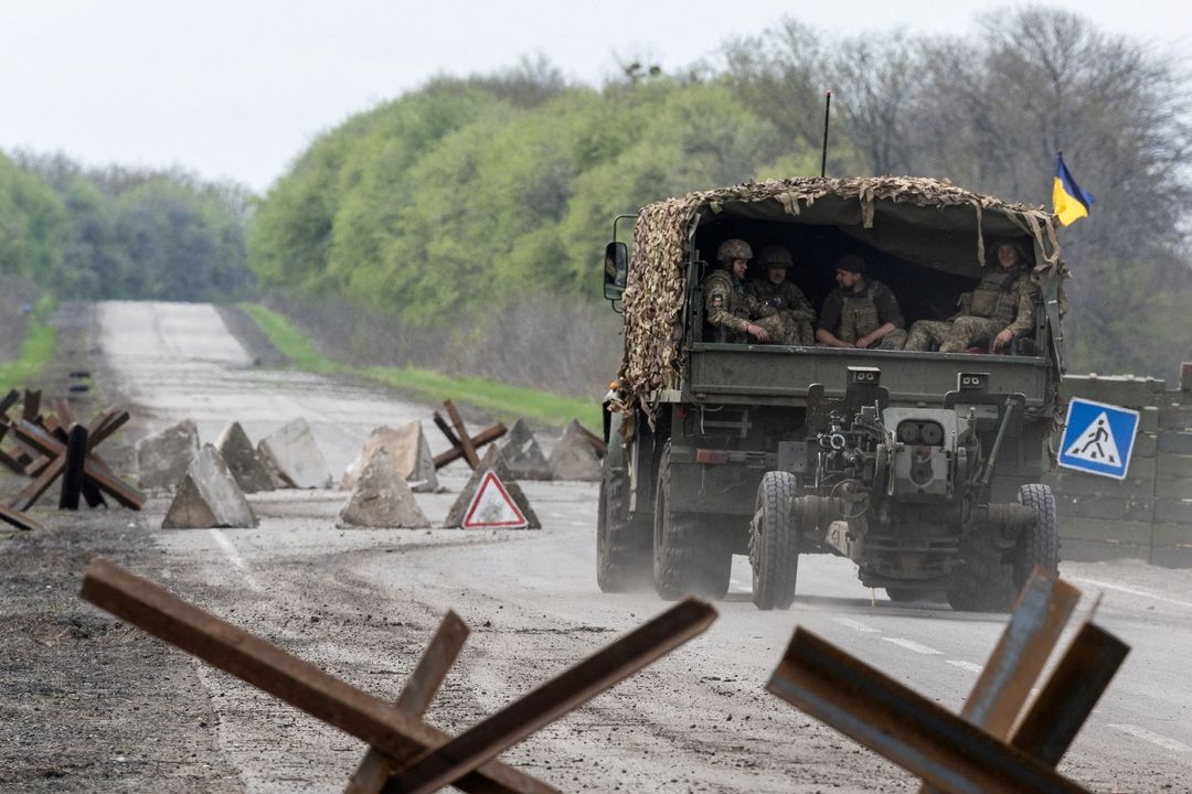 Ukrajinský vojenský náklaďák míří k frontě u Izjumu.